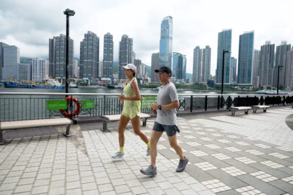 袁富華暢跑青衣海濱